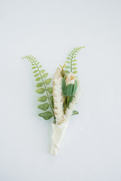 Astrid Boutonniere